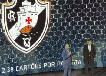 Ferj utiliza versão antiga do escudo do Vasco na cerimônia de premiação do Carioca