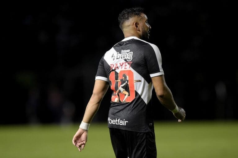 Payet com camisa em homenagem a Roberto Dinamite - Maricá x Vasco — Foto: Alexandre Loureiro/AGIF