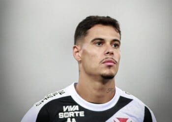 Lucas Freitas apresenta lesão em exame e ficará fora do Vasco na Venezuela; Loide Augusto está disponível.