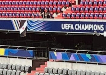 Bandeira do Vasco é exibida no estádio durante a final da Liga dos Campeões entre PSG e Inter de Milão.