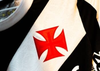 Vasco enfrentará o Red Bull Bragantino vestindo a camisa preta.