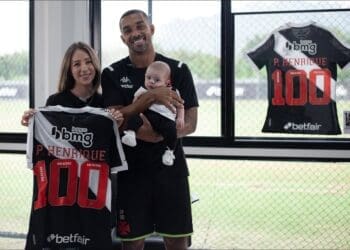 Confira imagens de Paulo Henrique ao lado de sua família recebendo a camisa número 100 do Vasco.