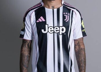 Na mira do Manchester United, jogador Douglas Luiz pode gerar lucro para o Vasco