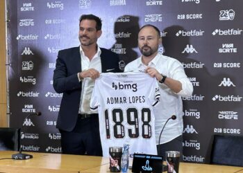 Admar Lopes é presenteado com a camisa número 1898 de Carlos Amodeo; confira!
