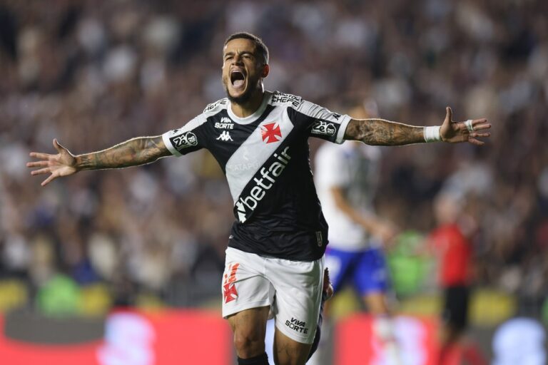 Coutinho comemora gol pelo Vasco no Brasileirão — Foto: Lucas Figueiredo/Getty Images
