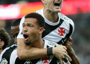Vegetti e João Victor comentam a pré-temporada do Vasco.