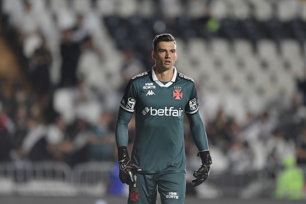 20250729-203434-1-5-leo-jardim-em-acao-pelo-vasco-foto-thiago-ribeiroagif-1 Léo Jardim em ação pelo Vasco — Foto: Thiago Ribeiro/AGIF