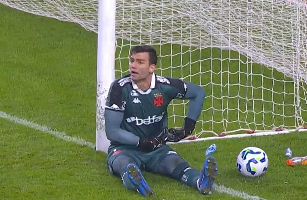 20250729-203437-1-21-leo-jardim-e-expulso-em-internacional-x-vasco-foto-reproducao Léo Jardim é expulso em Internacional x Vasco — Foto: Reprodução