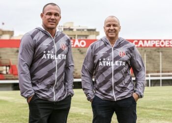 América revela dois ex-jogadores do Vasco: Leandrão é designado como treinador e Valber ocupará o cargo de assistente.