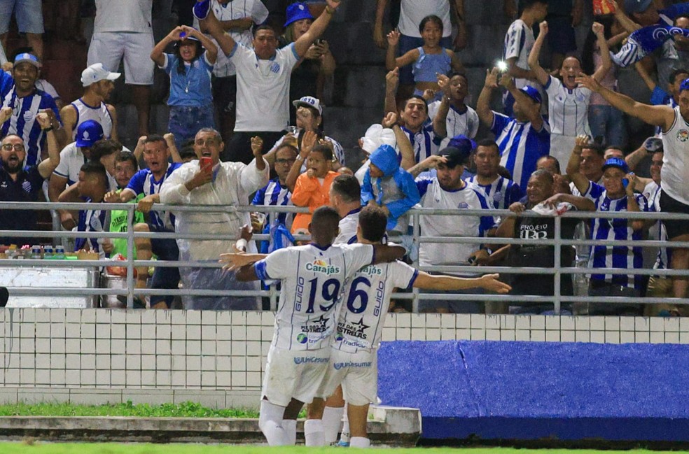 20250803-002635-1-14-enzo-vai-para-a-torcida-do-csa-comemorar-o-segundo-gol-contra-o-botafogo-pb-foto-ailton-cruz Enzo vai para a torcida do CSA comemorar o segundo gol contra o Botafogo-PB — Foto: Ailton Cruz