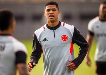 Barros é aprovado nos testes e formaliza a renovação com o Vasco nesta terça-feira