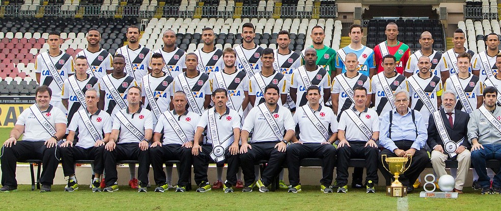 20250806-144625-1-18-na-foto-do-titulo-de-2015-yago-e-o-penultimo-da-fileira-do-meio-da-esquerda-para-a-direita-foto-divulgacao-paulo-fernandes-vasco Na foto do título de 2015: Yago é o penúltimo da fileira do meio, da esquerda para a direita — Foto: Divulgação Paulo Fernandes / Vasco