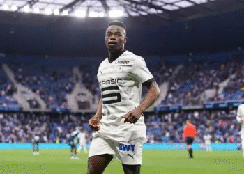 Vasco se empenha em divulgar a contratação de um zagueiro para assumir a titularidade.