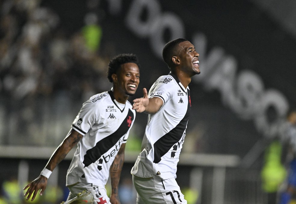 20250807-221254-1-12-rayan-comemora-gol-do-vasco-ao-lado-de-tche-tche-na-partida-contra-o-csa-foto-andre-durao-ge-1 Rayan comemora gol do Vasco ao lado de Tchê Tchê na partida contra o CSA — Foto: André Durão / ge