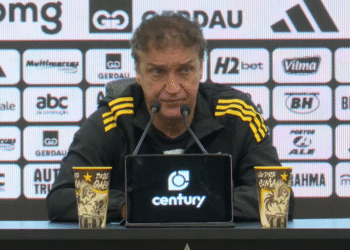 Treinador do Atlético-MG, Cuca reconhece a possibilidade de utilizar atletas reservas no confronto contra o Vasco.