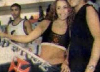 Confira a imagem de Viviane Araújo, na época rainha de bateria da Força Jovem, ao lado do cantor Belo em São Januário, datada de 1999.