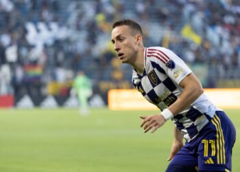 Cincinnati fecha acordo com lateral-direito e deve desistir da contratação de Paulo Henrique.