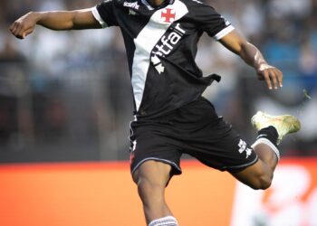 Treinador da Seleção Brasileira, Carlo Ancelotti observa Rayan e pode chamá-lo para a equipe.