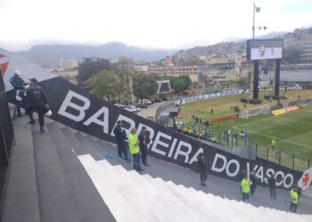 Remoção da provocação ao Corinthians do setor visitante em São Januário