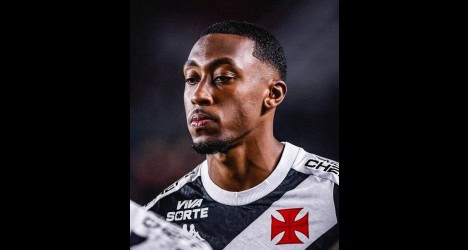 Amigas com rostos felizes sorrindo, celebrando, feliz aniversário, fundo branco, alegria, amizade, felicidade, comemoração, evento social, reunião, grupo de amigos, união.