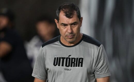 Vasco jogador em comemoração.