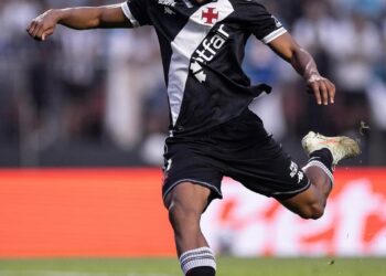 Rayan se destaca com gols e duelos ganhos sob comando de Diniz no Vasco