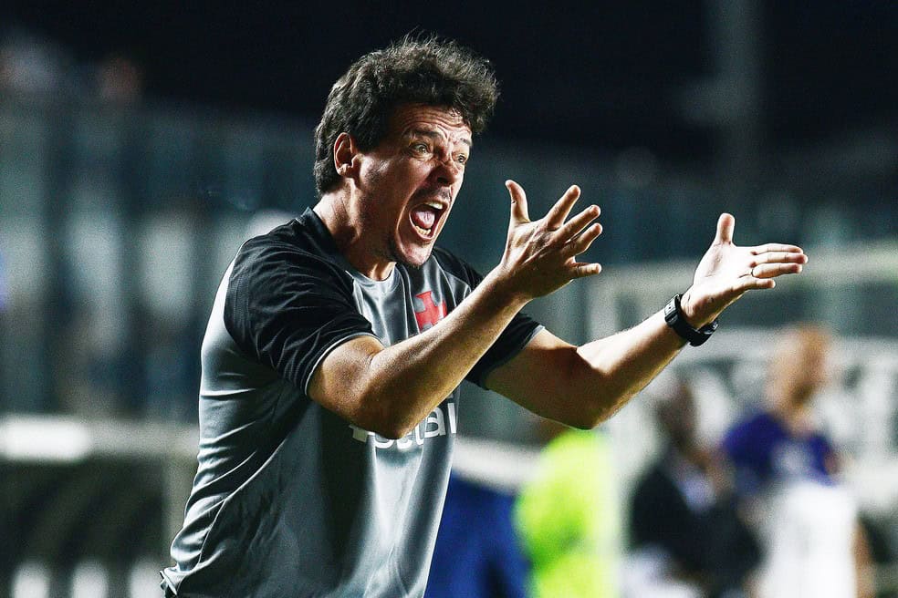 20250828-005715-1-5-fernando-diniz-em-vasco-x-botafogo-foto-alexandre-durao-1 Fernando Diniz em Vasco x Botafogo — Foto: Alexandre Durão