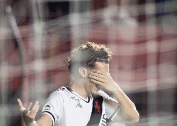 Vasco celebra gol de Nuno Moreira na vitória sobre o Sport