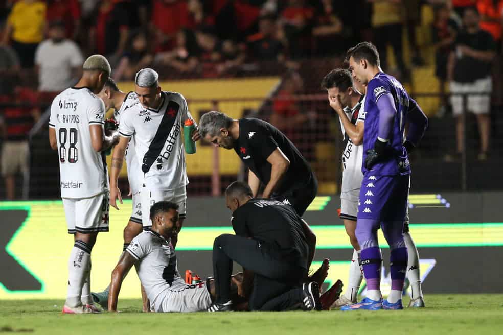 20250901-201824-1-16-jair-saiu-lesionado-da-partida-entre-sport-e-vasco-foto-marlon-costaagif Jair saiu lesionado da partida entre Sport e Vasco — Foto: Marlon Costa/AGIF