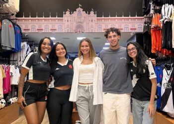 Nuno Moreira e a namorada visitam loja do Vasco no Barra Shopping