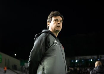 Fernando Diniz não vence o Flamengo há 9 jogos, mas é o treinador com mais vitórias sobre o rival.