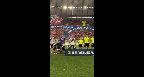 Jogadores do Vasco no estádio, de costas para torcida.