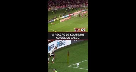 Celebrando gol do Vasco no estádio.