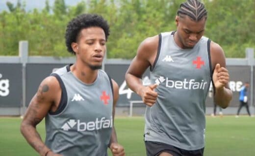 Jogadores do Vasco treinando no campo.