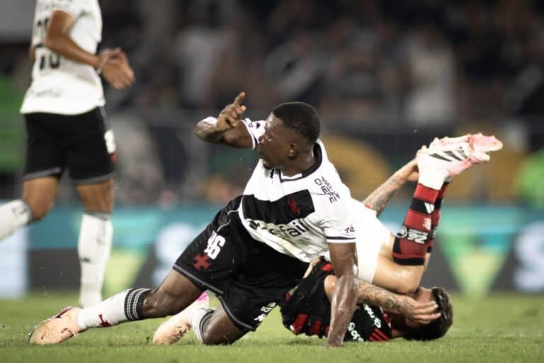 .jackson-corta-o-rubro-negro-e-cai-no-chao-em-partida-de-futebol.jpg.