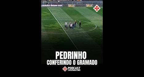 Meninos caminhando no campo de futebol.