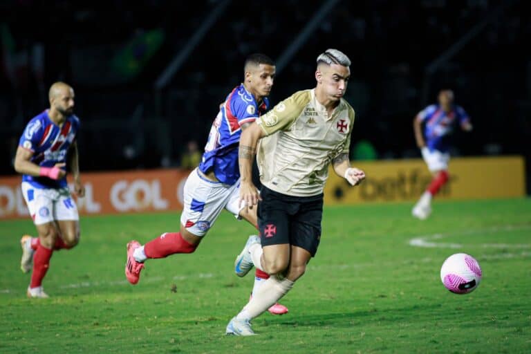 Jogador do Vasco correndo atrás da bola em campo.