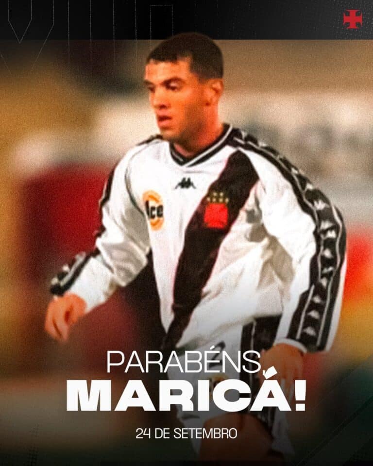 Jogador de futebol do Vasco com uniforme branco e preto.