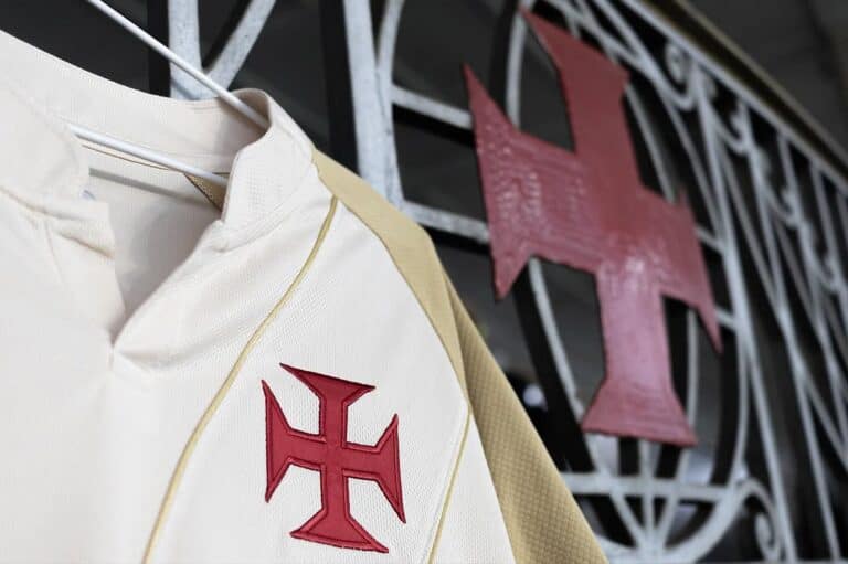 Vasca do clube Vasco da Gama com símbolo no uniforme.