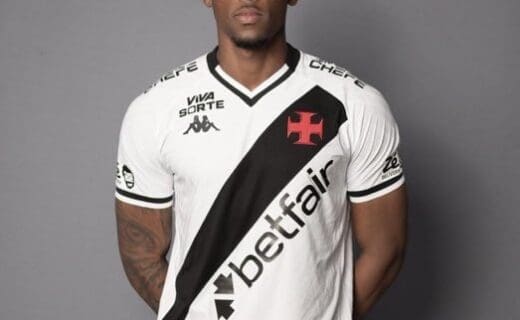 Jogador Vasco com uniforme branco e preto.