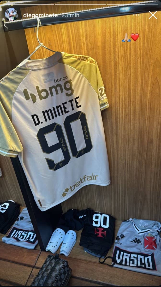 Camisa do Vasco com nome e número em destaque, pendurada no armário.