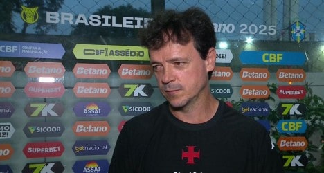 Jogador do Vasco em entrevista no campo.