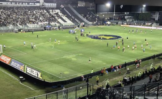 Dinâmica do estádio Vasco com treinamentos em andamento.