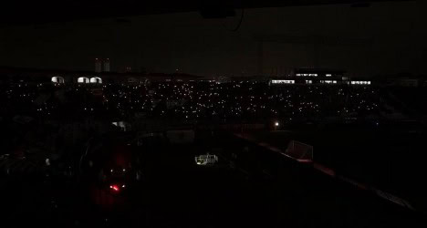 Luzes no estádio do Vasco à noite.