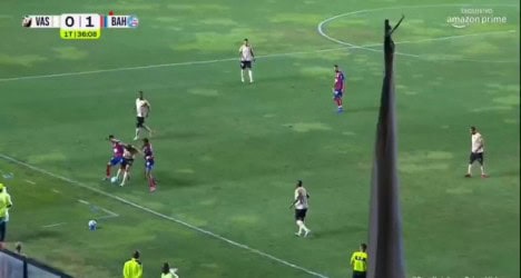 Jogadores de futebol em ação no campo.