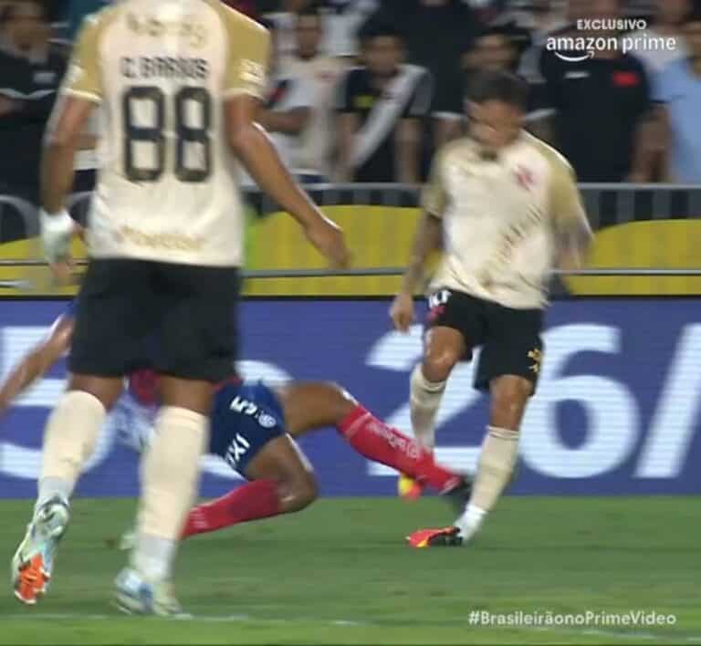 Chute de jogador do Vasco durante partida de futebol.