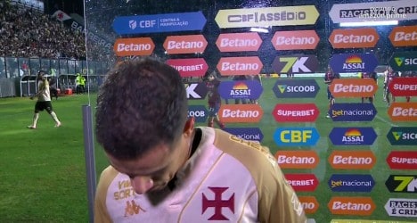 Jogador do Vasco comemorando na comemoração.