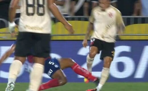 Jogadores do Vasco durante partida de futebol.