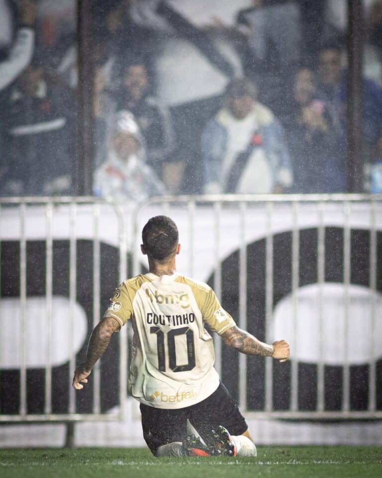 Goleiro do Vasco comemorando gol em campo molhado.