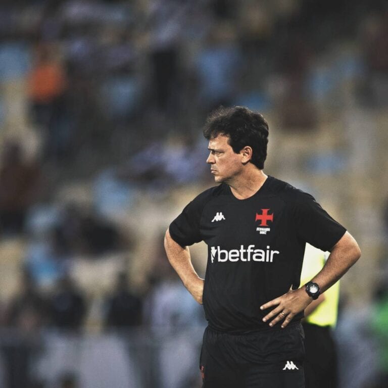 Referee do Vasco da Gama com uniforme preto.